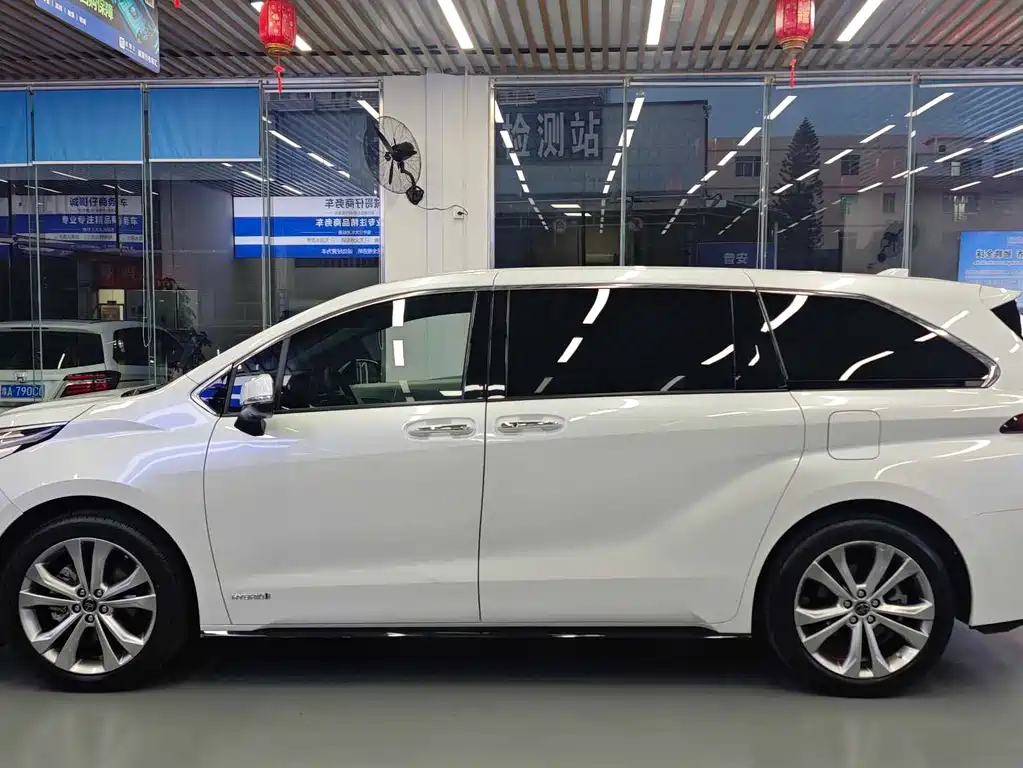 Toyota Sienna — фото 4