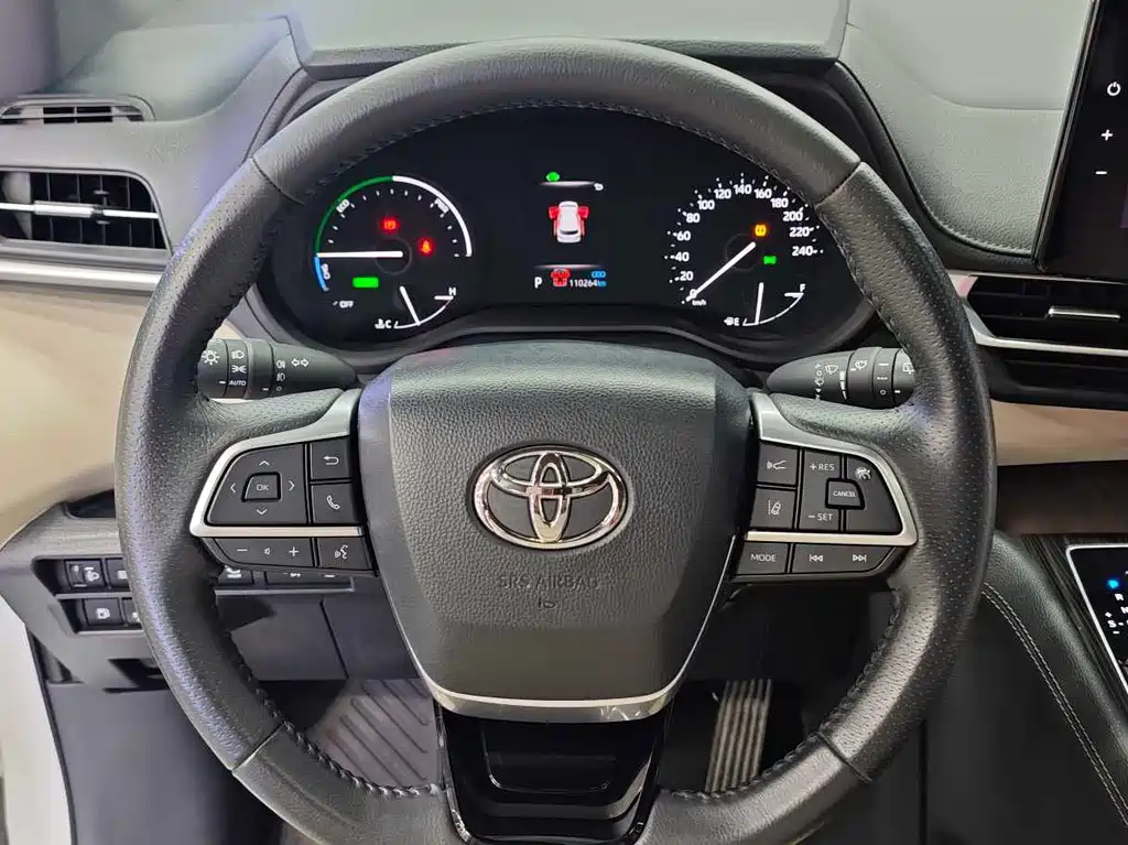 Toyota Sienna — фото 10