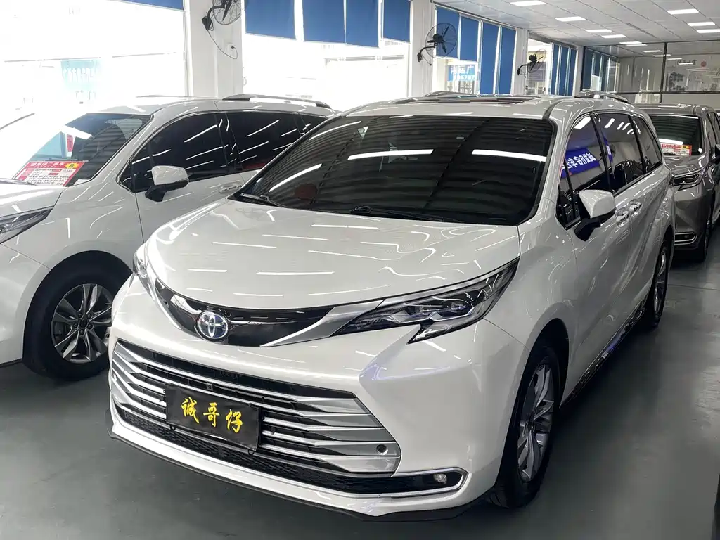 Toyota Sienna — фото 2