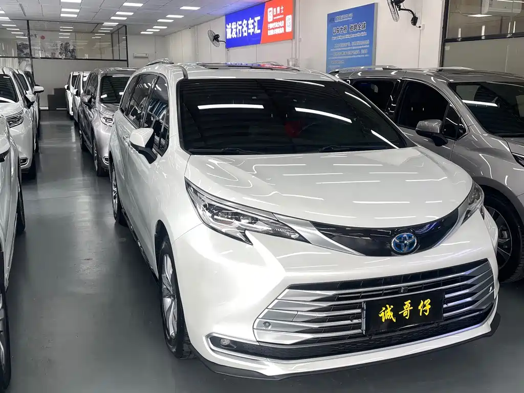 Toyota Sienna — фото 3