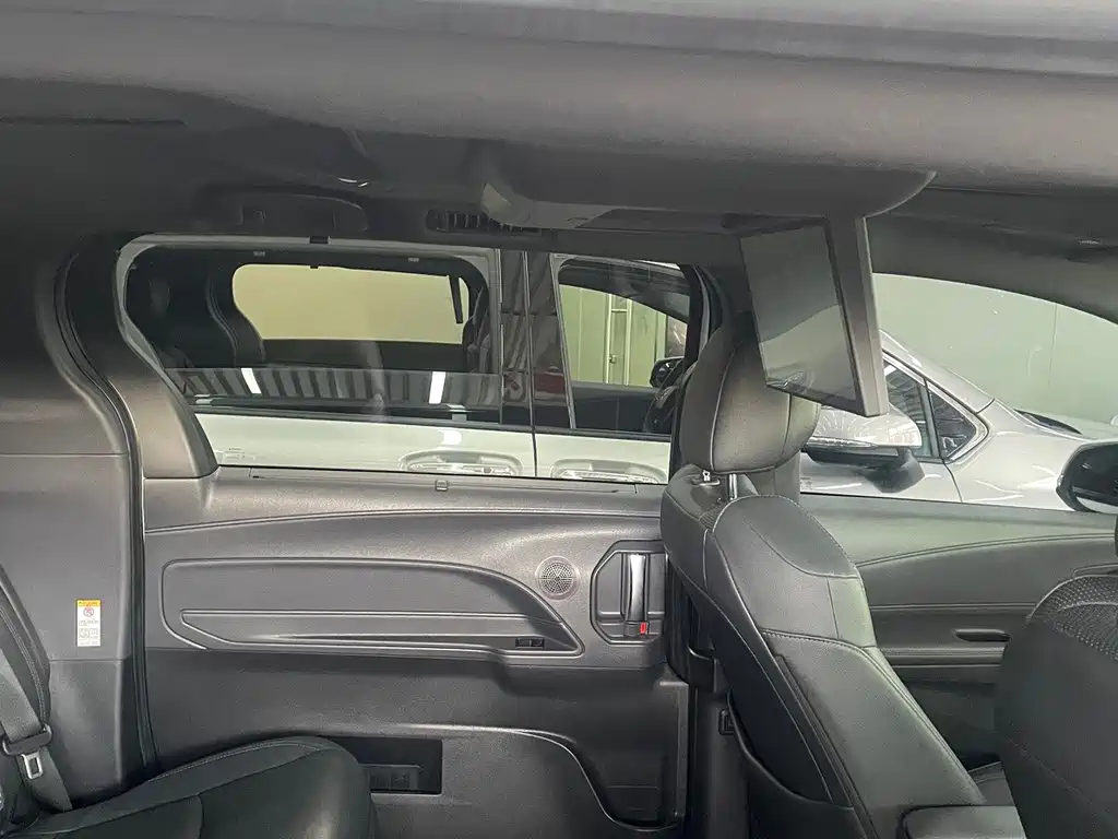Toyota Sienna — фото 10