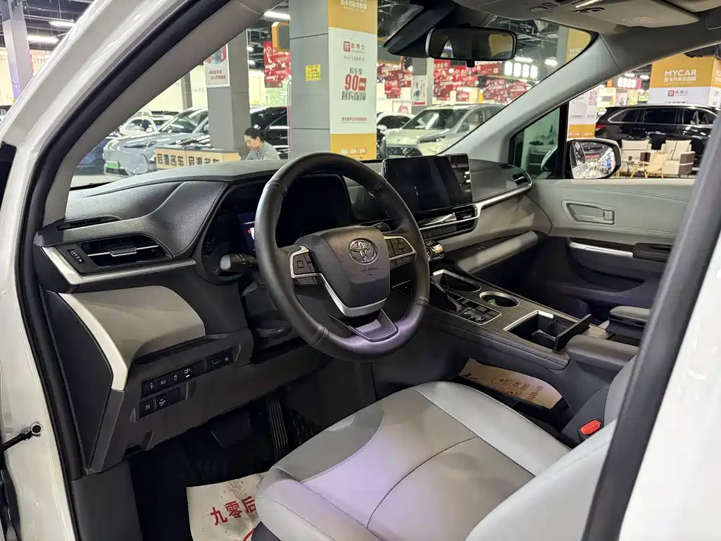 Toyota Granvia — фото 2