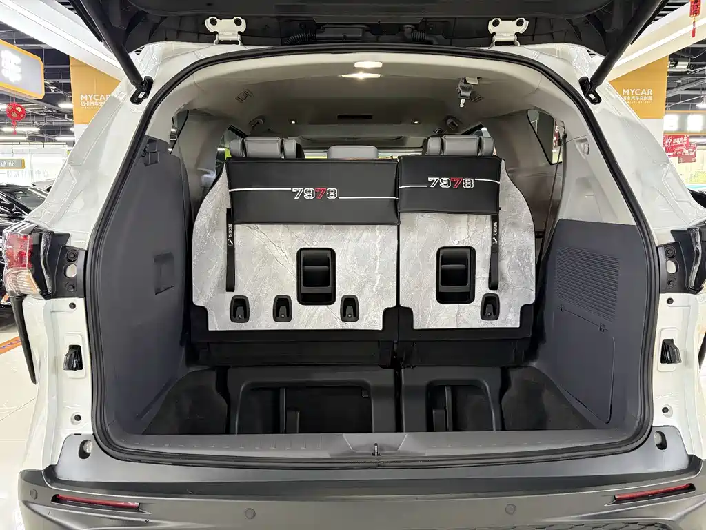 Toyota Granvia — фото 13