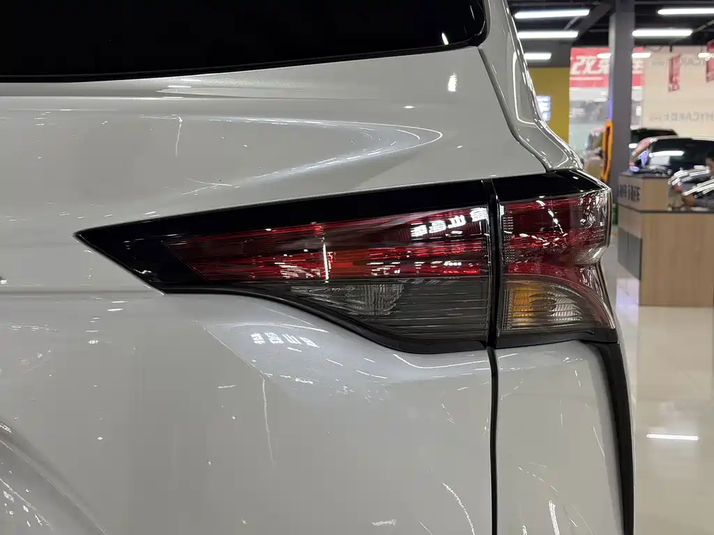 Toyota Granvia — фото 15