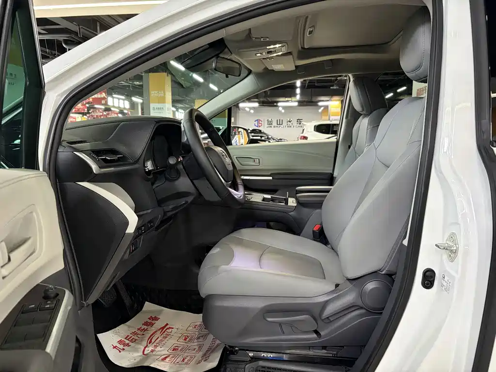 Toyota Granvia — фото 18