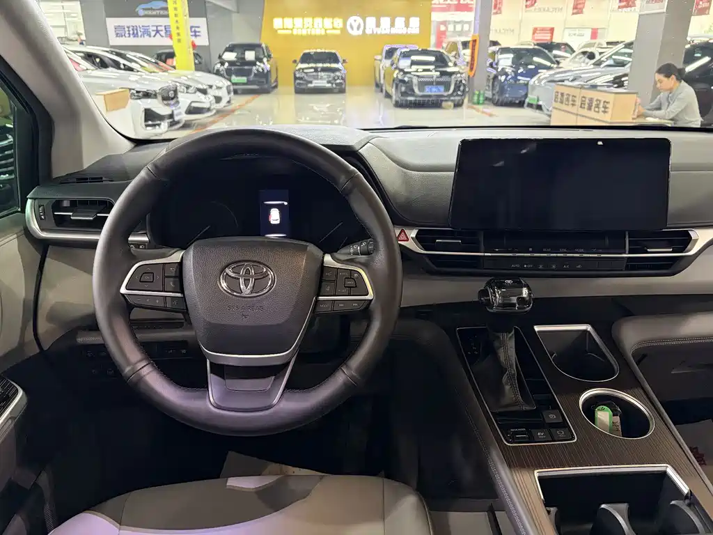 Toyota Granvia — фото 3