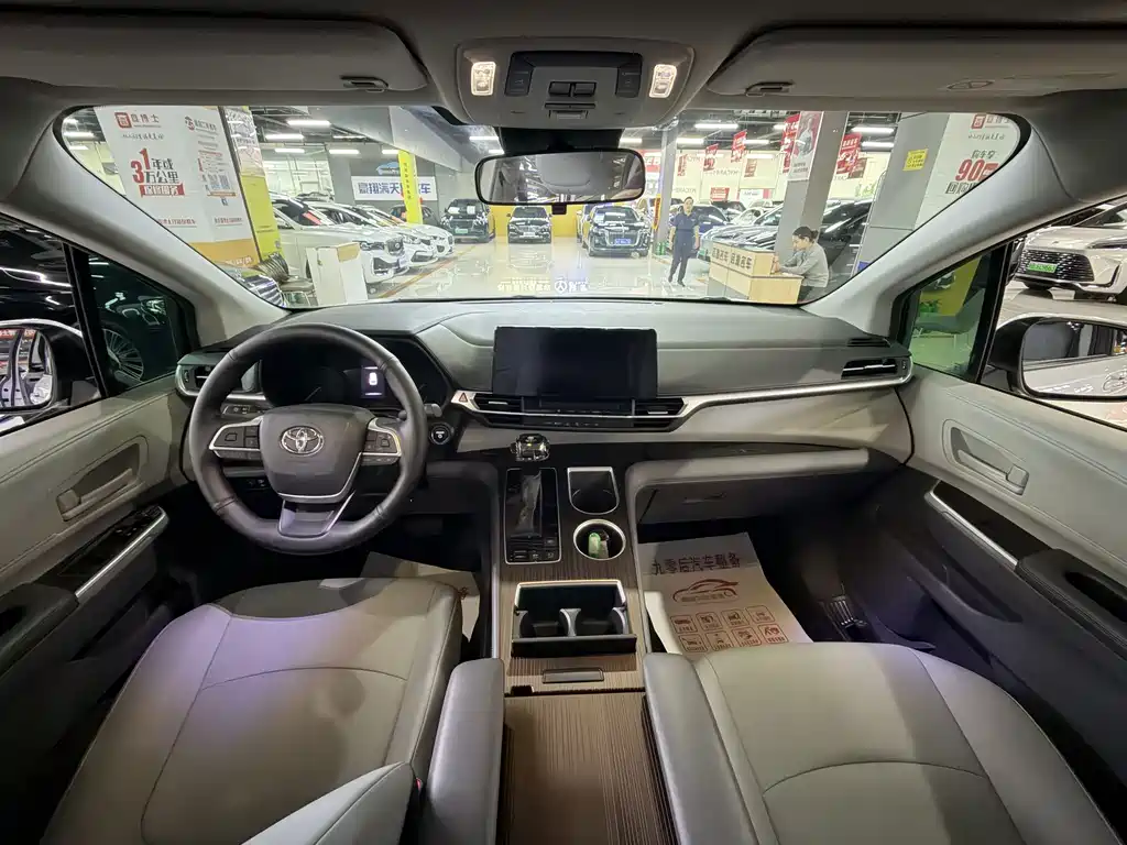 Toyota Granvia — фото 4