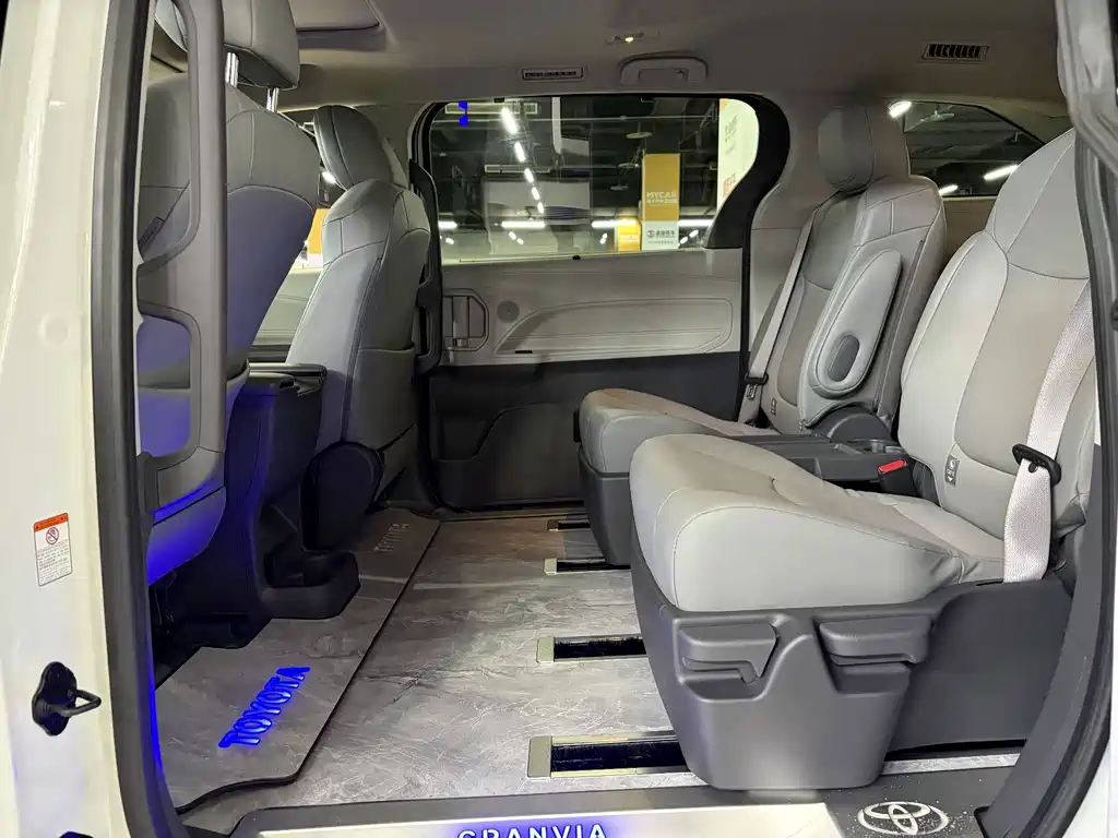 Toyota Granvia — фото 6