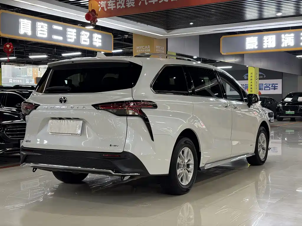 Toyota Granvia — фото 8