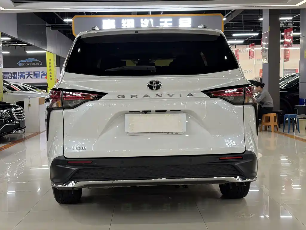 Toyota Granvia — фото 9