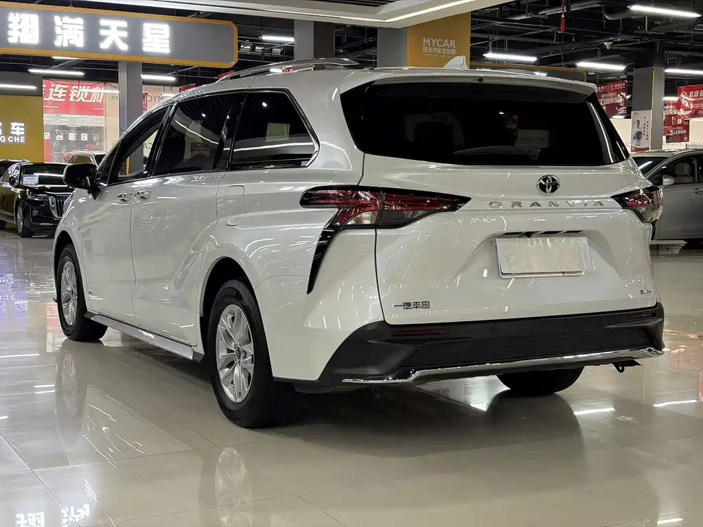 Toyota Granvia — фото 10