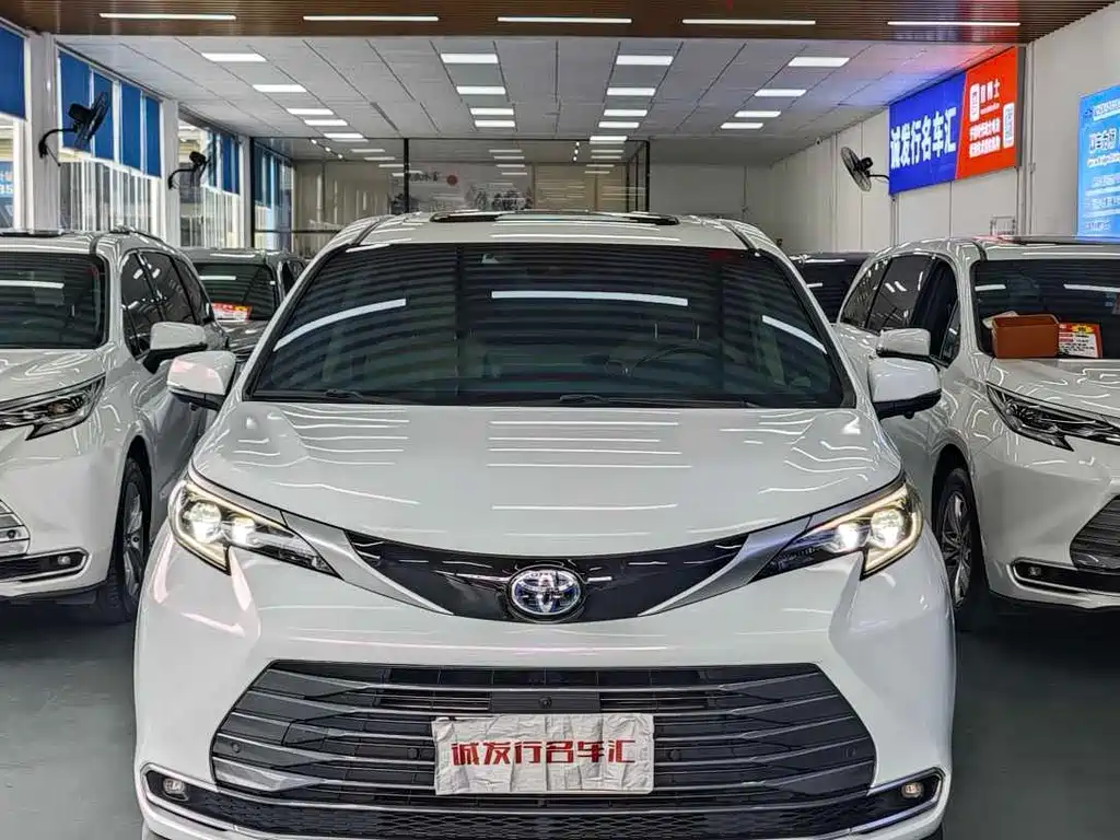 Toyota Sienna — фото 2