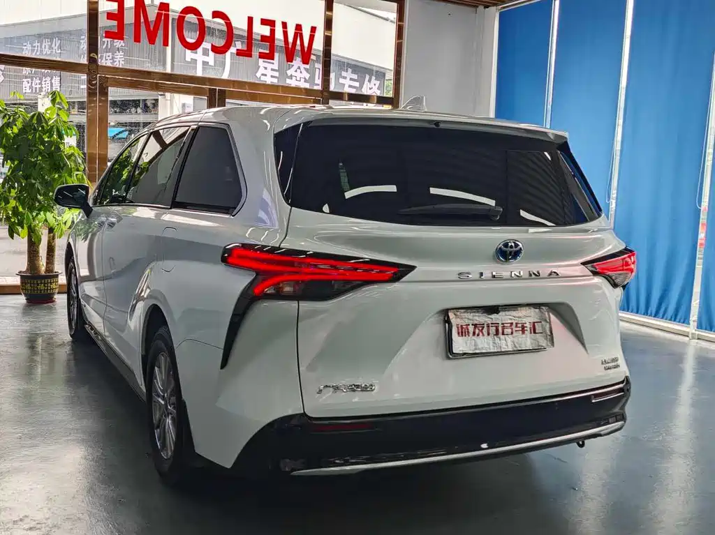 Toyota Sienna — фото 20