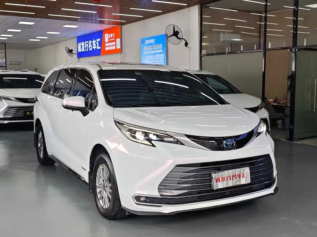 Toyota Sienna — фото 3