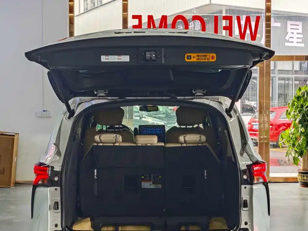 Toyota Sienna — фото 24