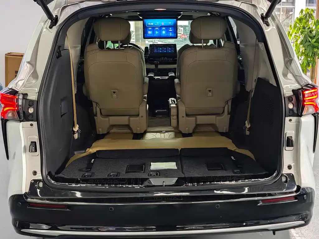 Toyota Sienna — фото 28