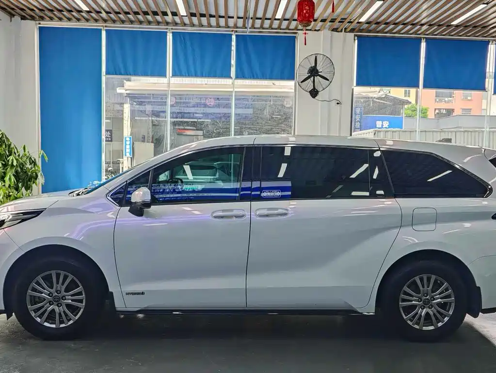 Toyota Sienna — фото 4