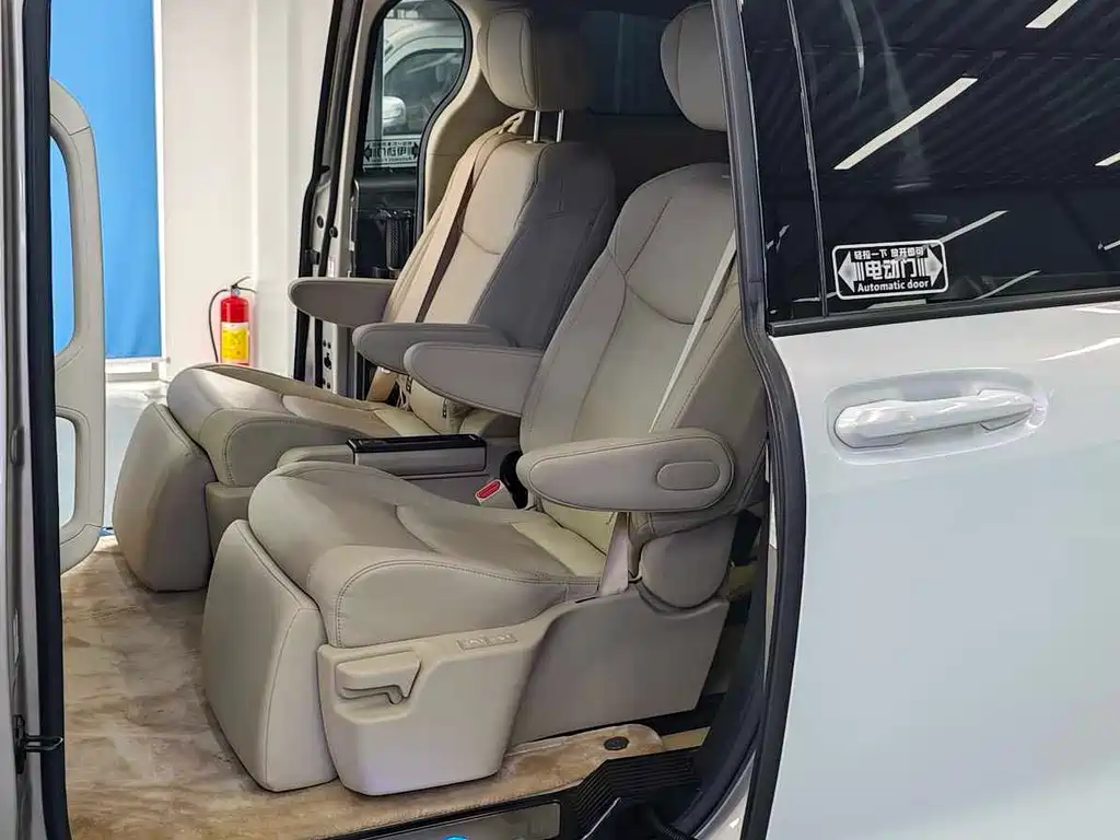 Toyota Sienna — фото 7