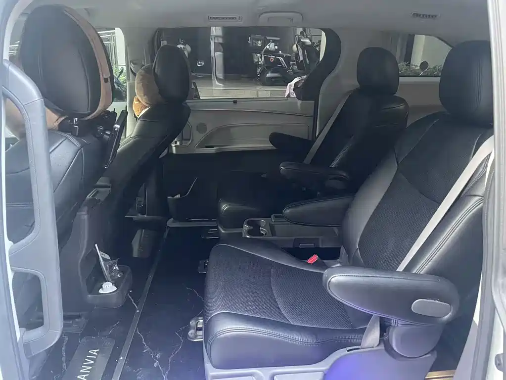 Toyota Granvia — фото 3