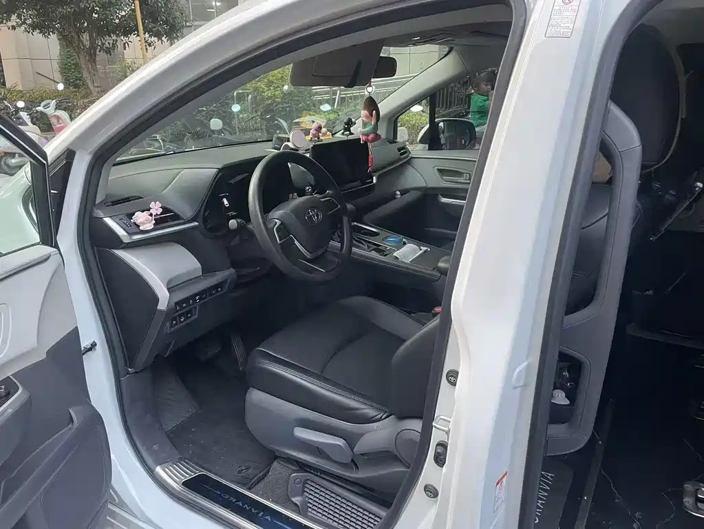 Toyota Granvia — фото 4