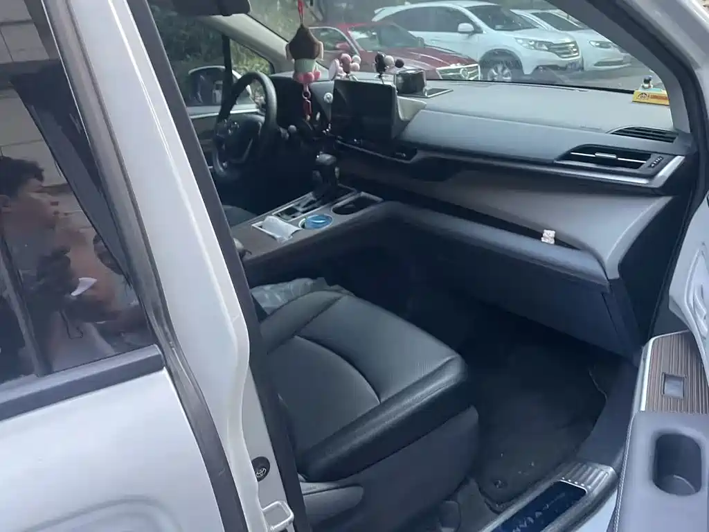 Toyota Granvia — фото 6