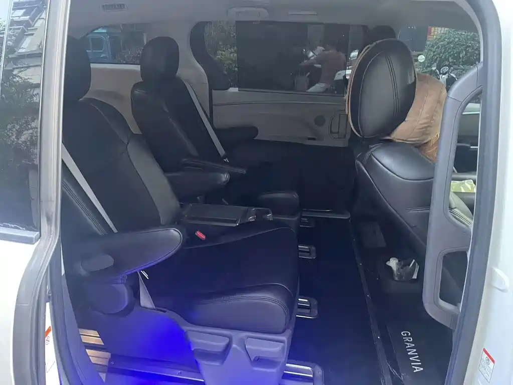 Toyota Granvia — фото 8