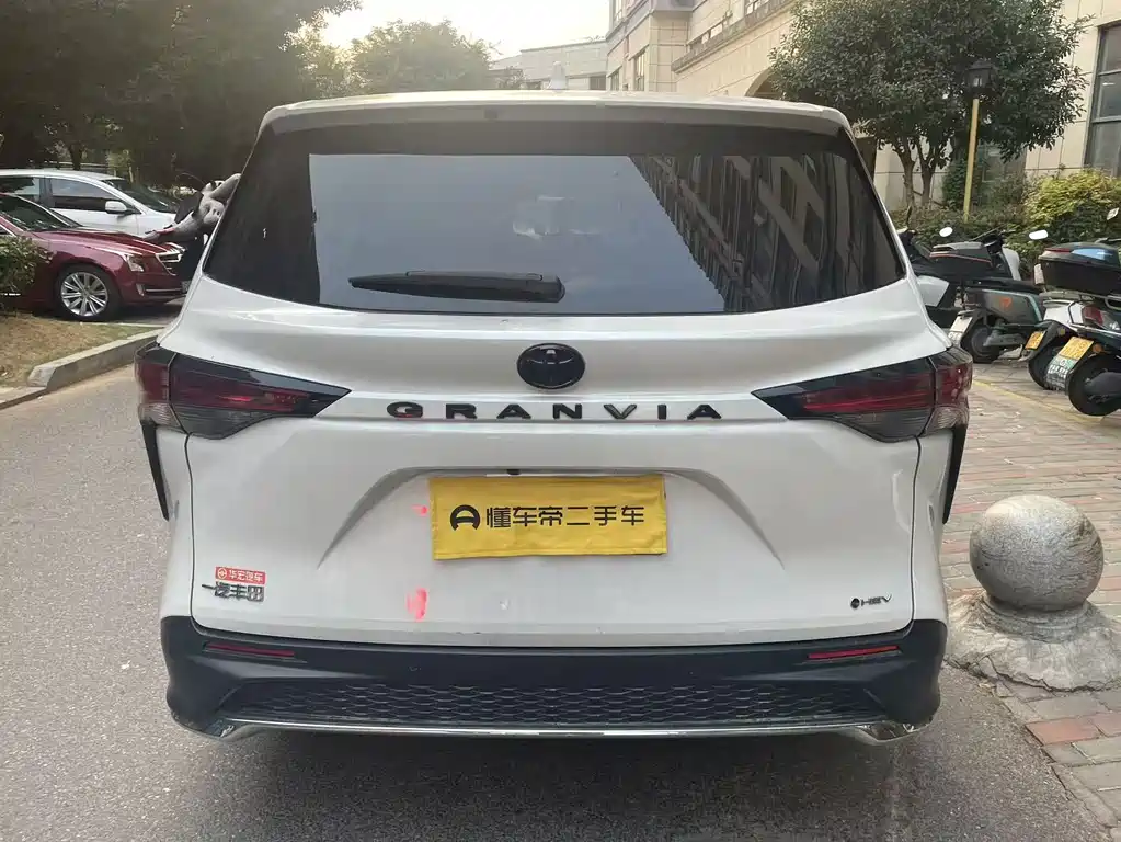 Toyota Granvia — фото 9