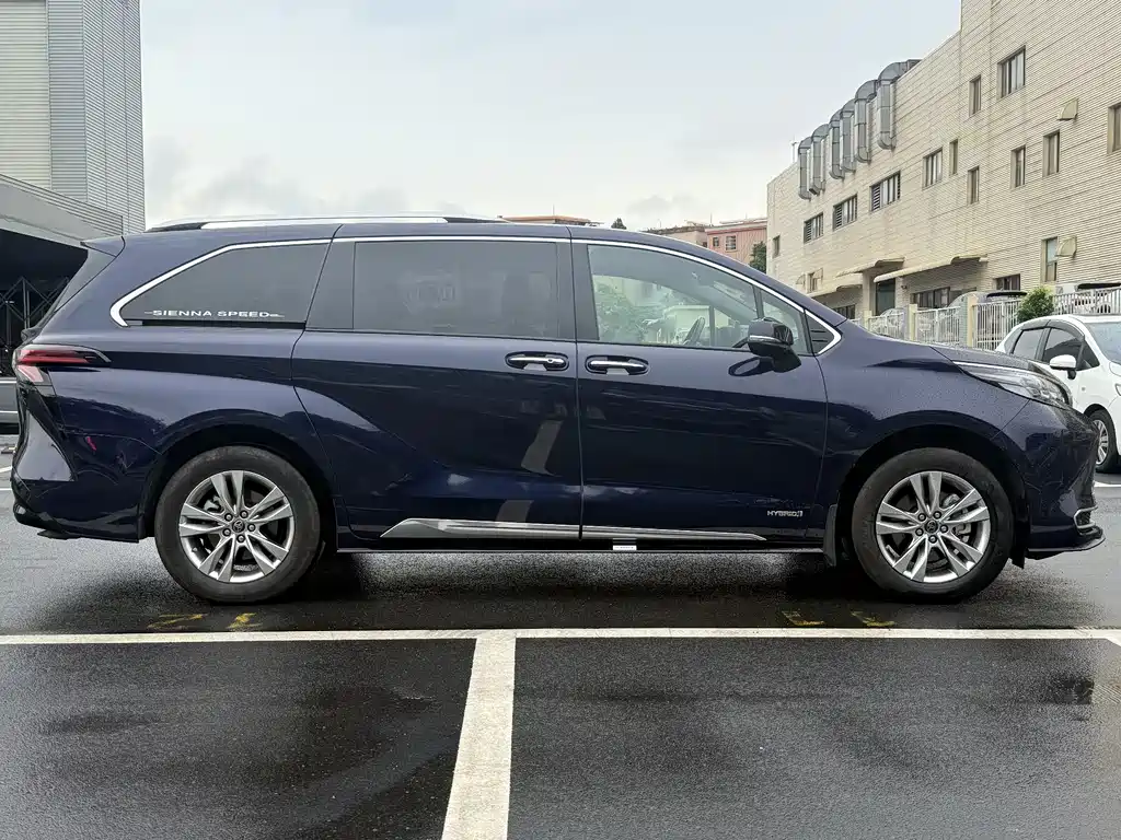 Toyota Sienna — фото 2