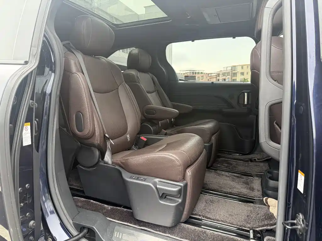 Toyota Sienna — фото 11