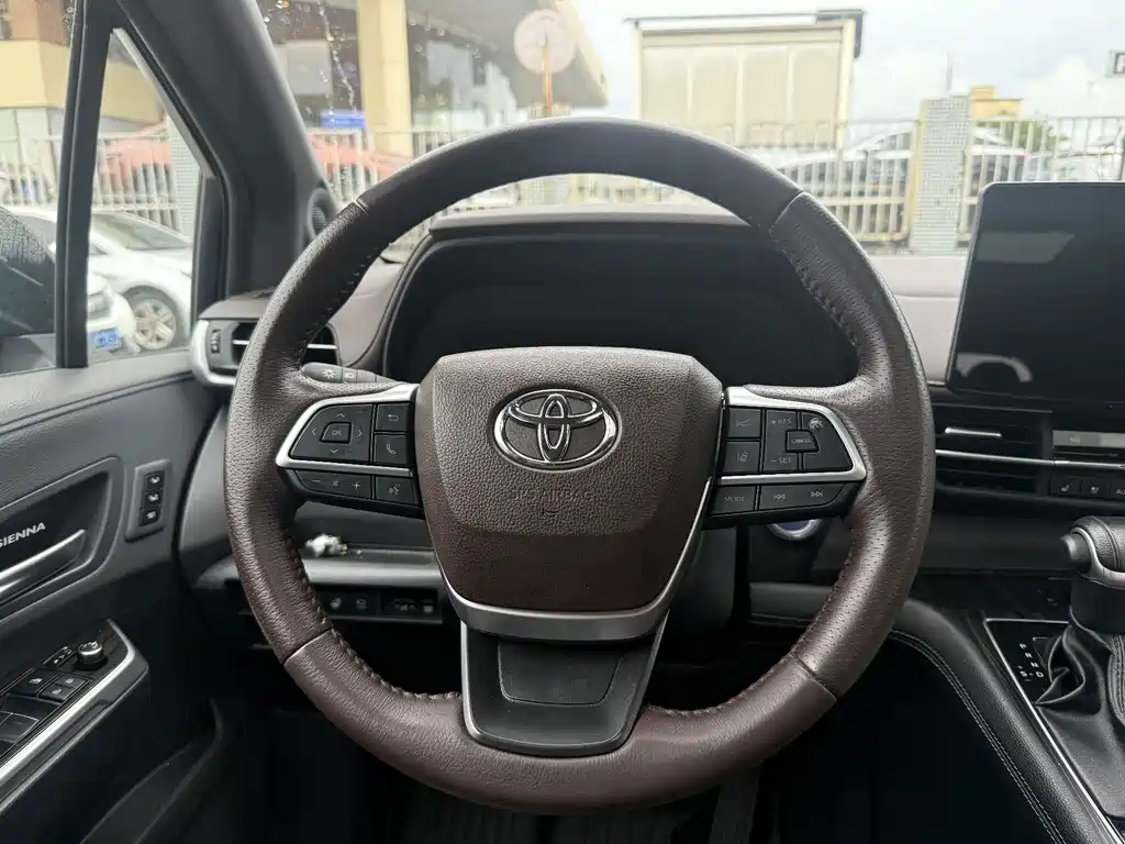 Toyota Sienna — фото 13