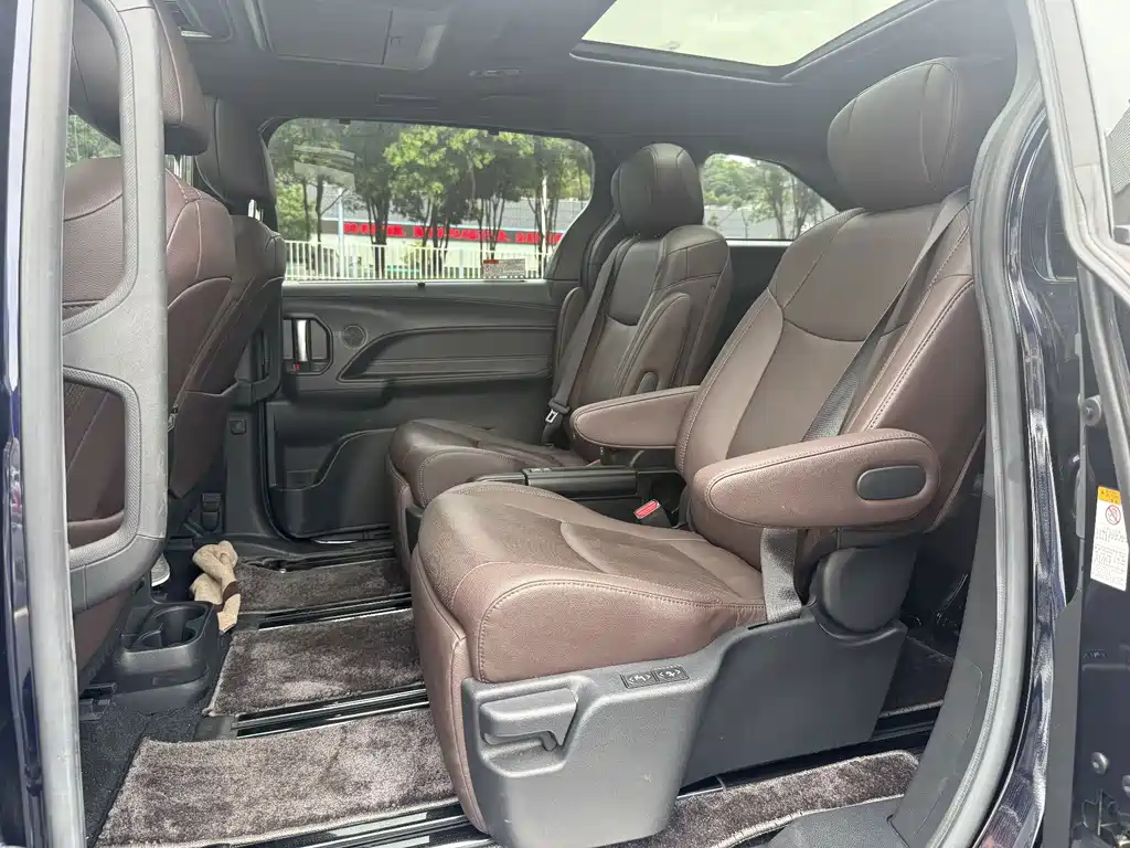 Toyota Sienna — фото 17