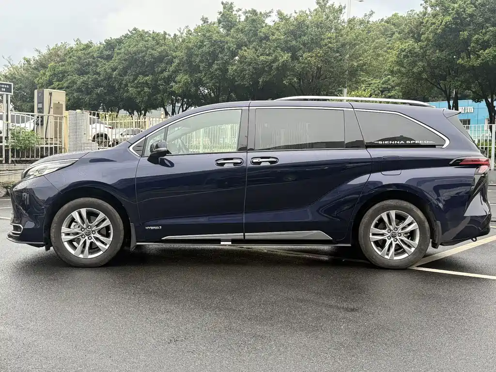Toyota Sienna — фото 4