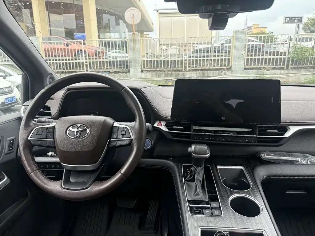 Toyota Sienna — фото 10
