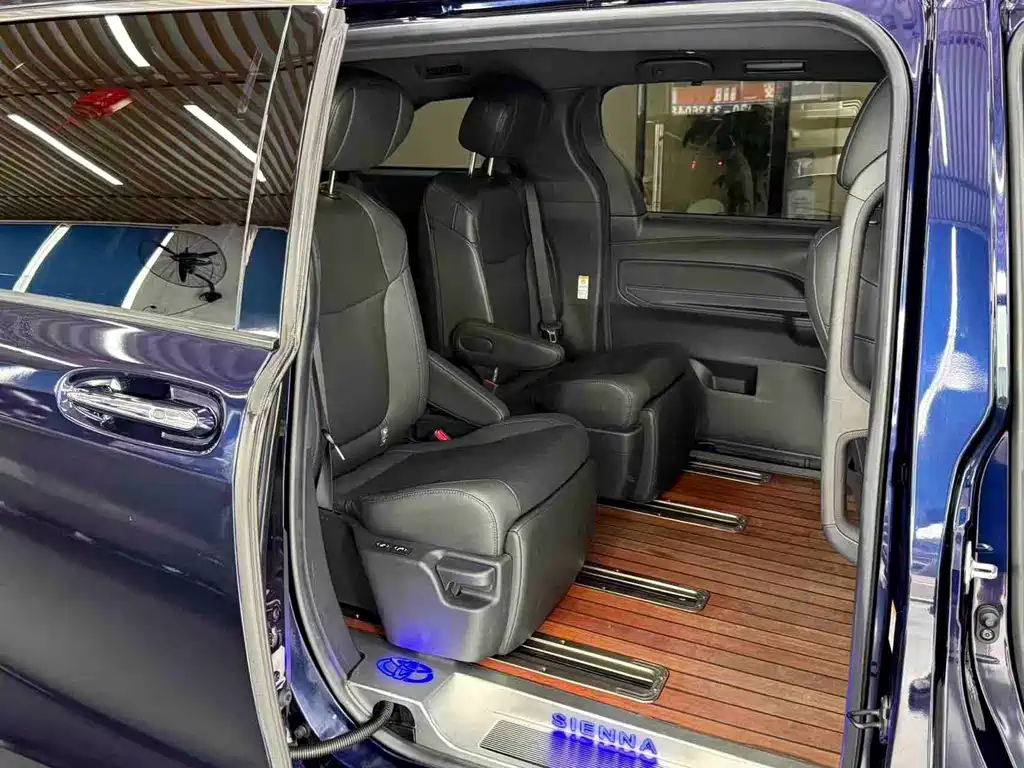 Toyota Sienna — фото 5