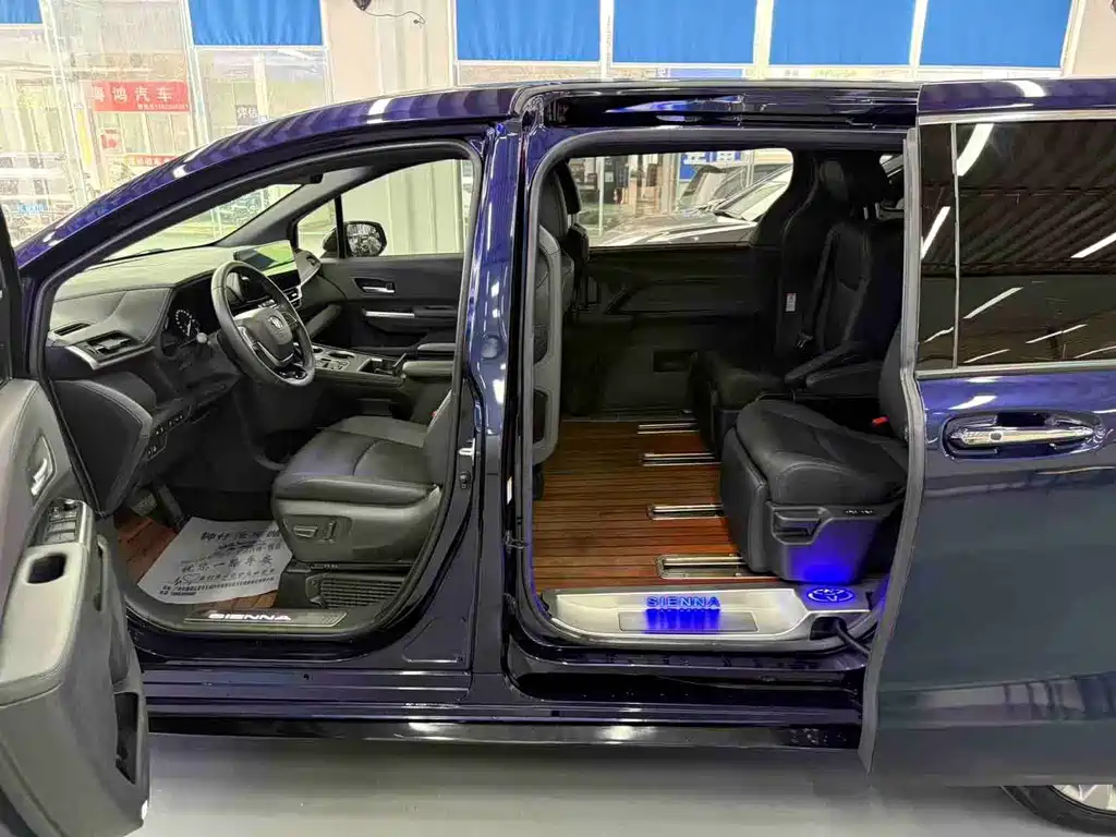Toyota Sienna — фото 6