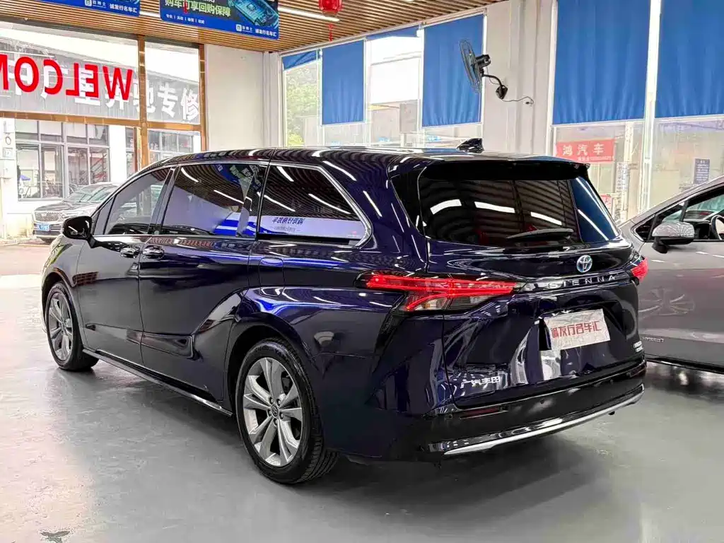 Toyota Sienna — фото 10