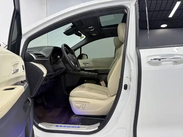 Toyota Granvia — фото 7