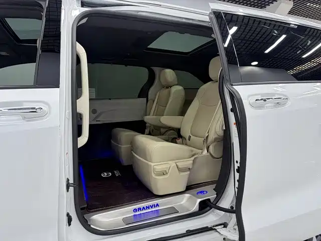 Toyota Granvia — фото 8