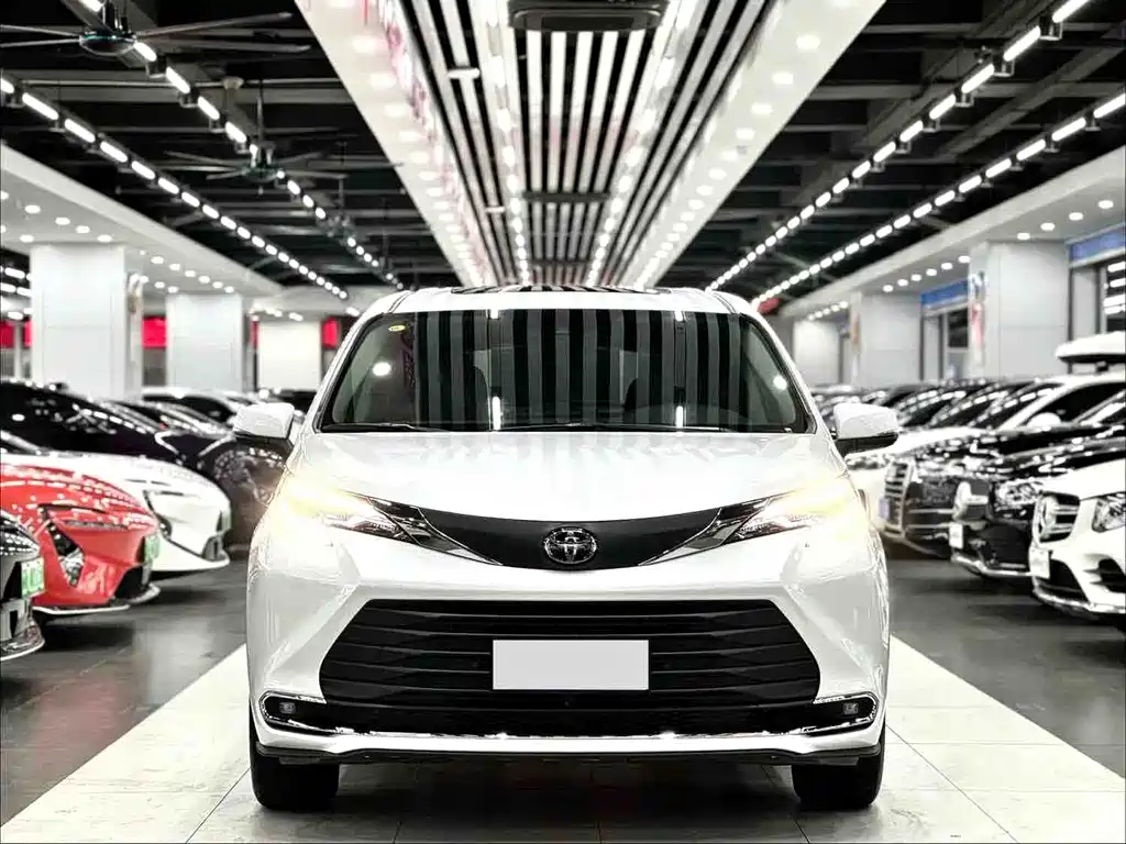 Toyota Sienna — фото 2