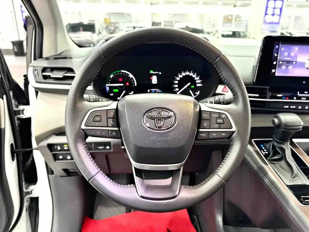 Toyota Sienna — фото 14