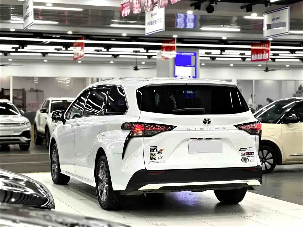 Toyota Sienna — фото 4