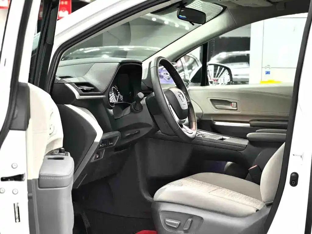 Toyota Sienna — фото 8