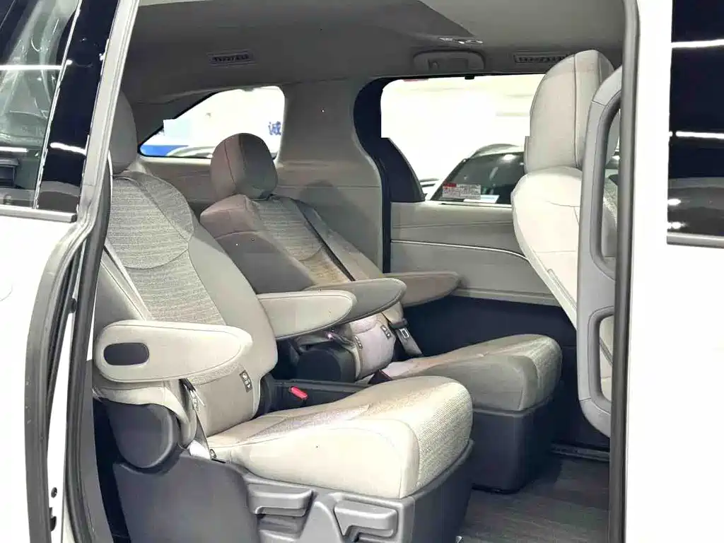 Toyota Sienna — фото 10