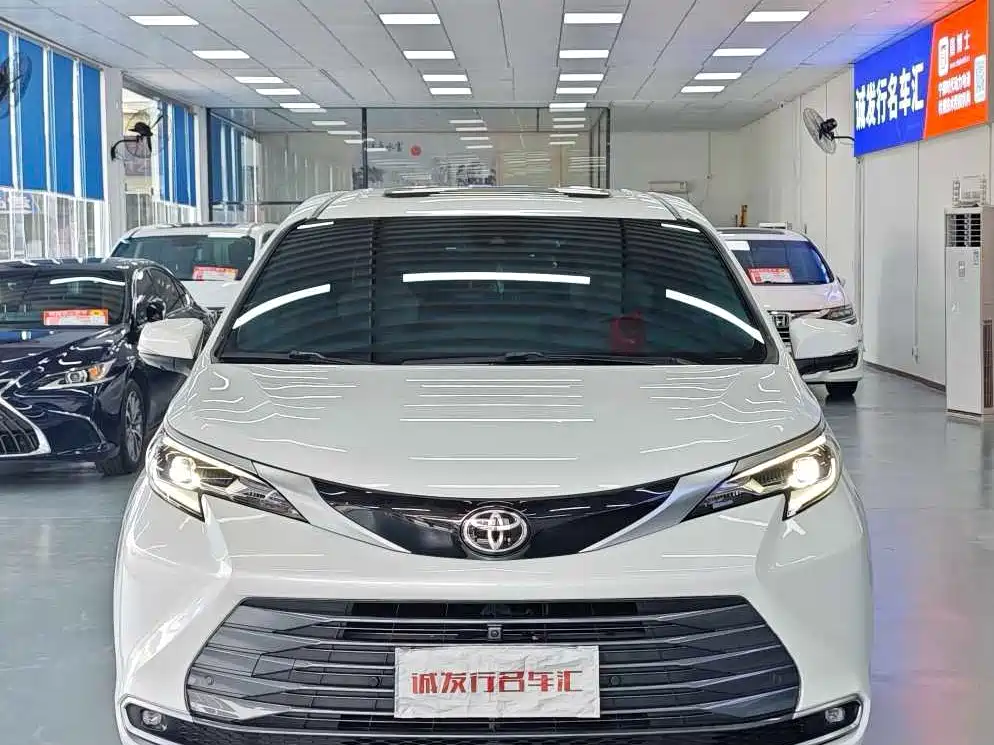 Toyota Sienna — фото 2