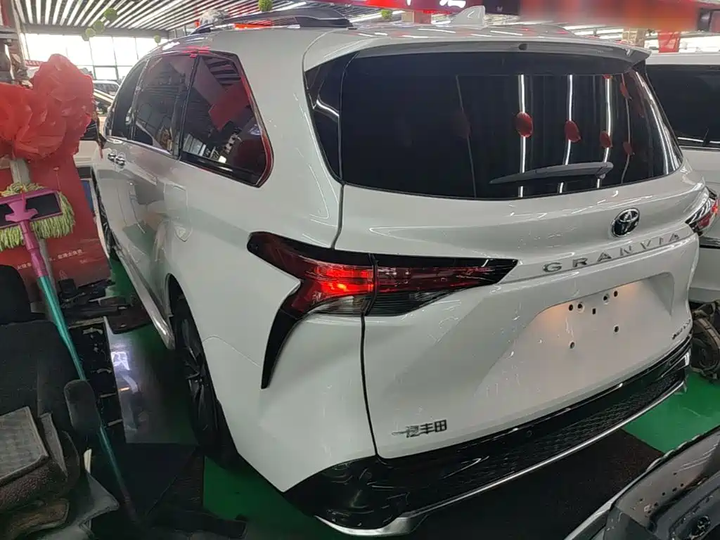Toyota Granvia — фото 5