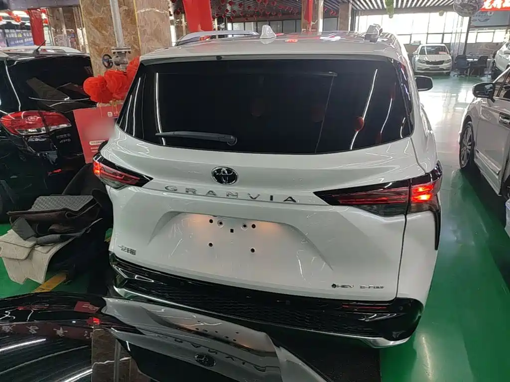 Toyota Granvia — фото 6