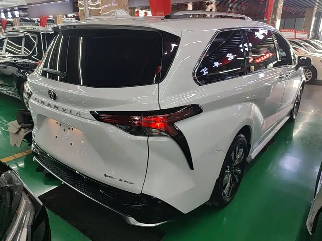 Toyota Granvia — фото 7