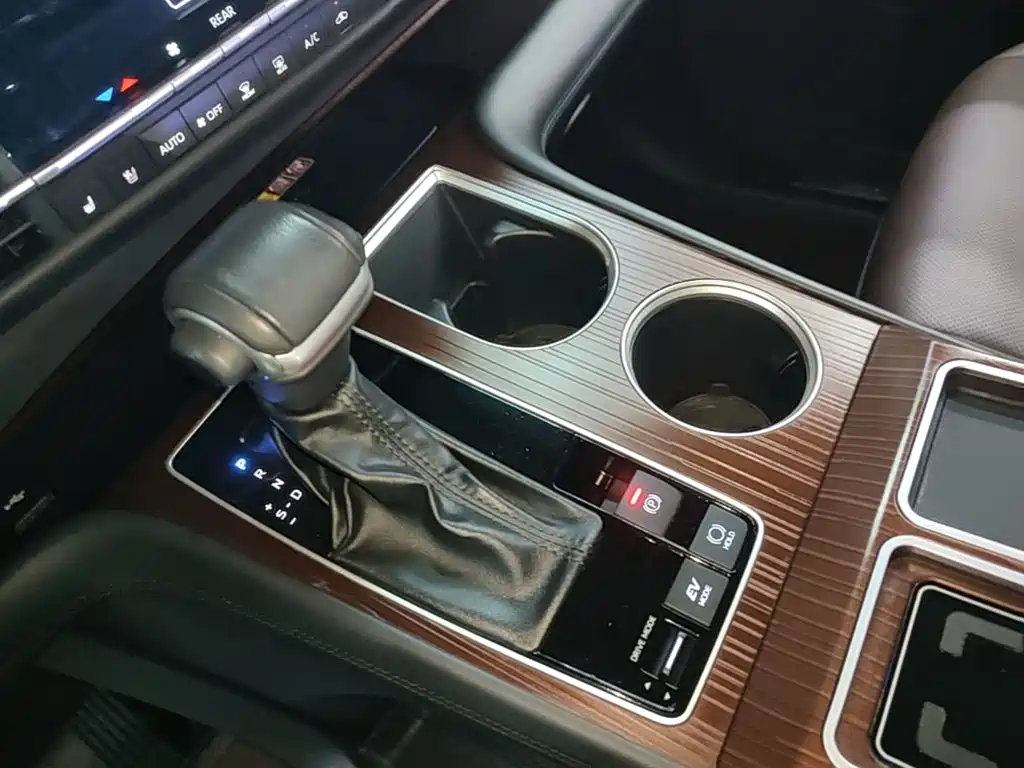 Toyota Granvia — фото 9
