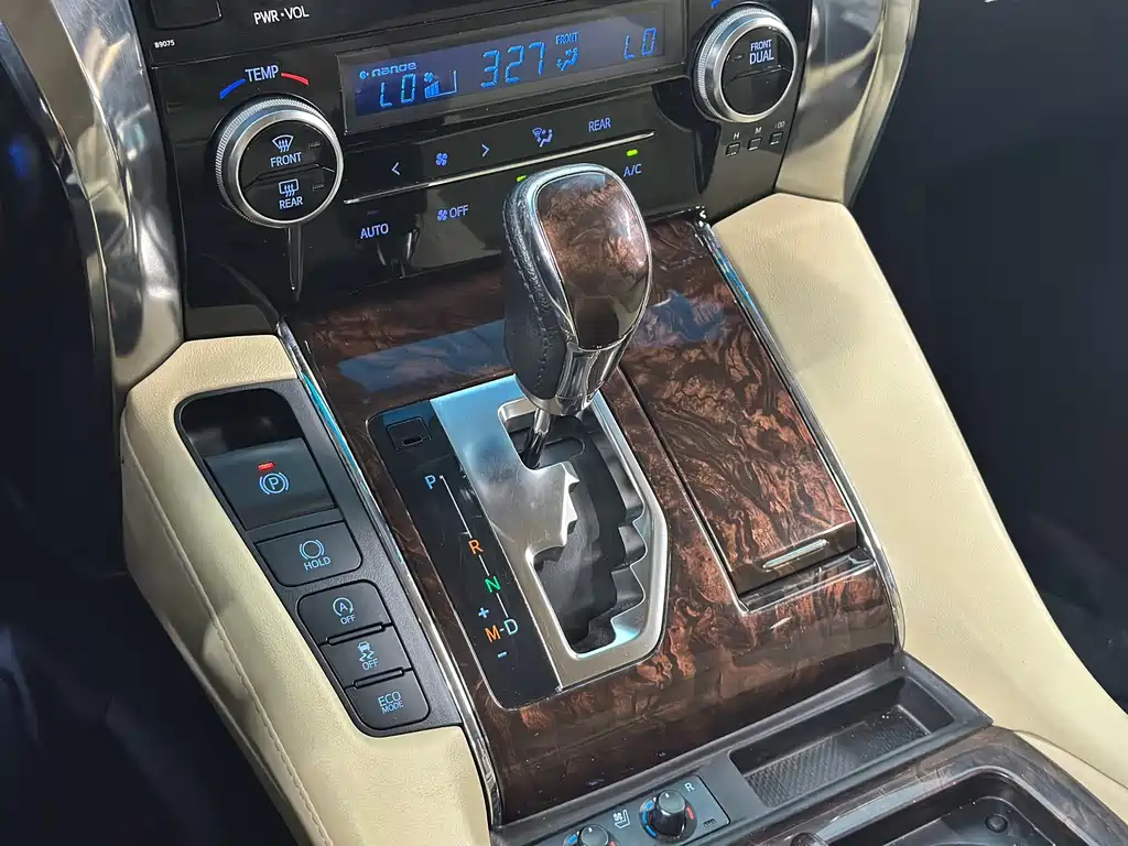 Toyota Alphard — фото 11