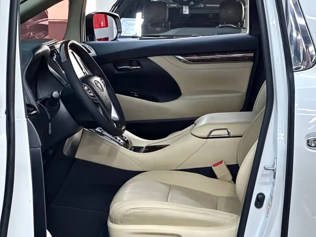 Toyota Alphard — фото 4